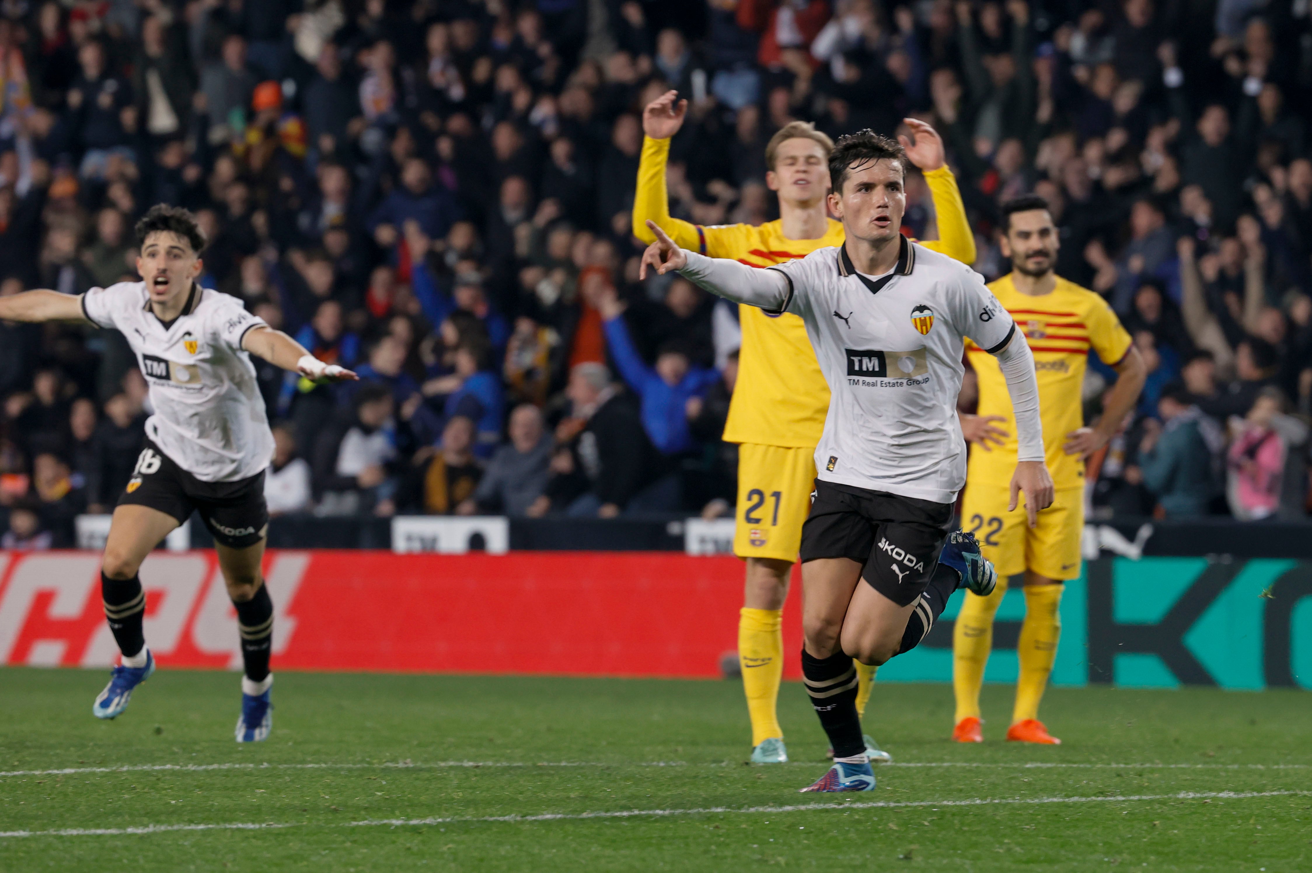 VALENCIA, 16/12/2023.- El centrocampista del Valencia Hugo Guillamón celebra el gol marcado al FC Barcelona durante el partido de la jornada 17 de LaLiga EA Sports que Valencia CF y FC Barcelona disputan este sábado en el estadio de Mestalla, en Valencia. EFE/Juan Carlos Cárdenas