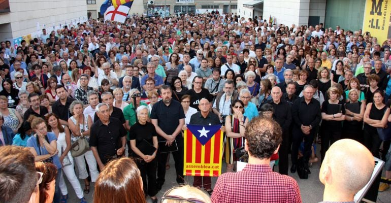 Imatge general de les persones que han omplert la plaça del davant del Museu de Lleida en la festa reivindicativa perquè l&#039;art de Sixena es quedi a Catalunya. 