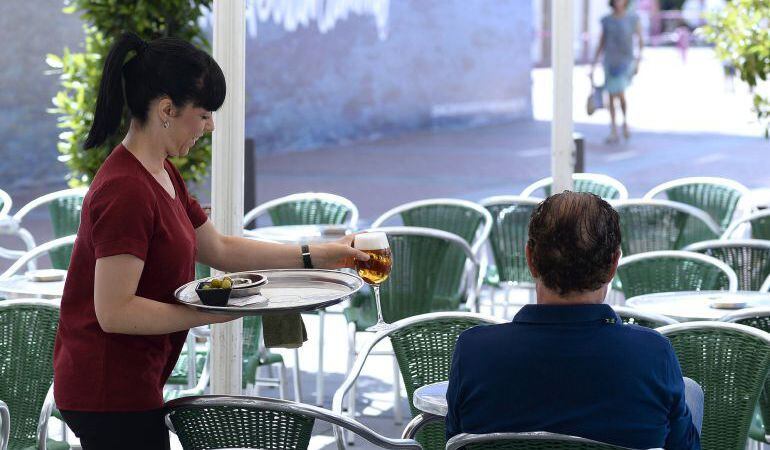 Camarera sirviendo en una terraza