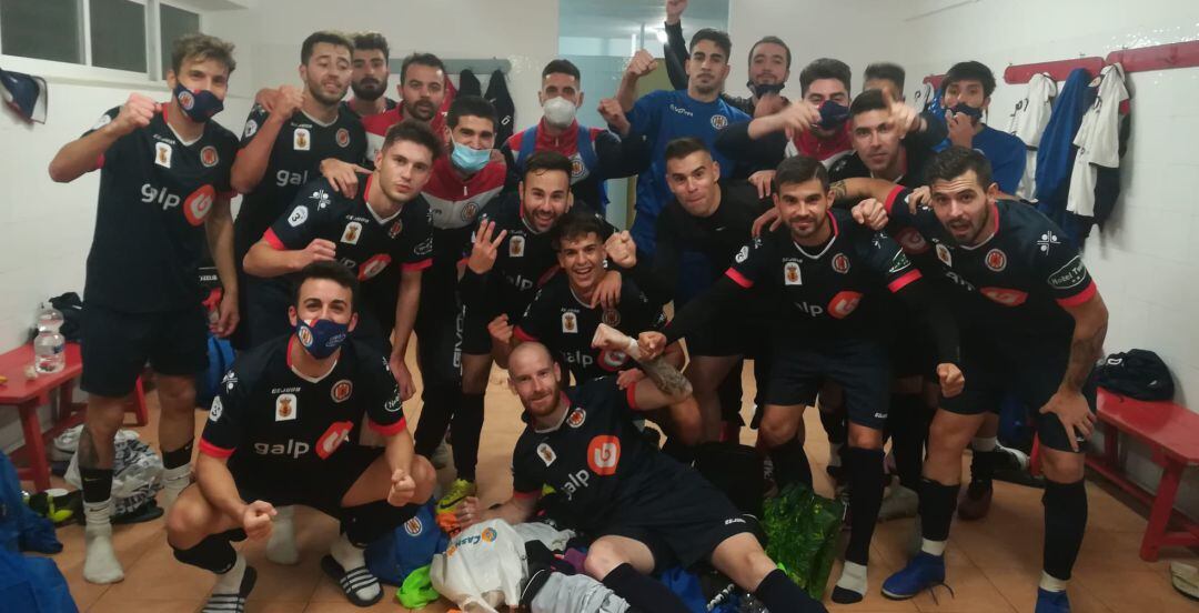 Jugadores del Torredonjimeno celebran la victoria en Torreperogil.