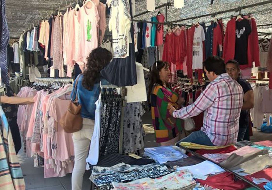 Puesto de un mercadillo en plena actividad antes de la pandemia