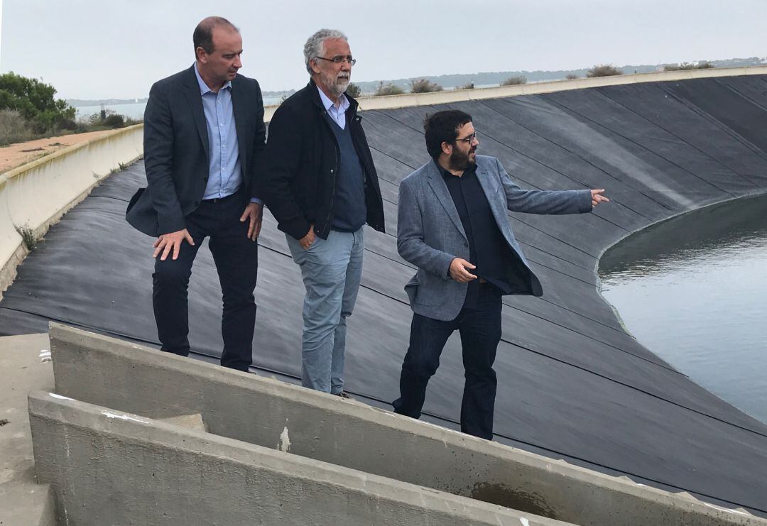 Responsables políticos en la balsa de riego