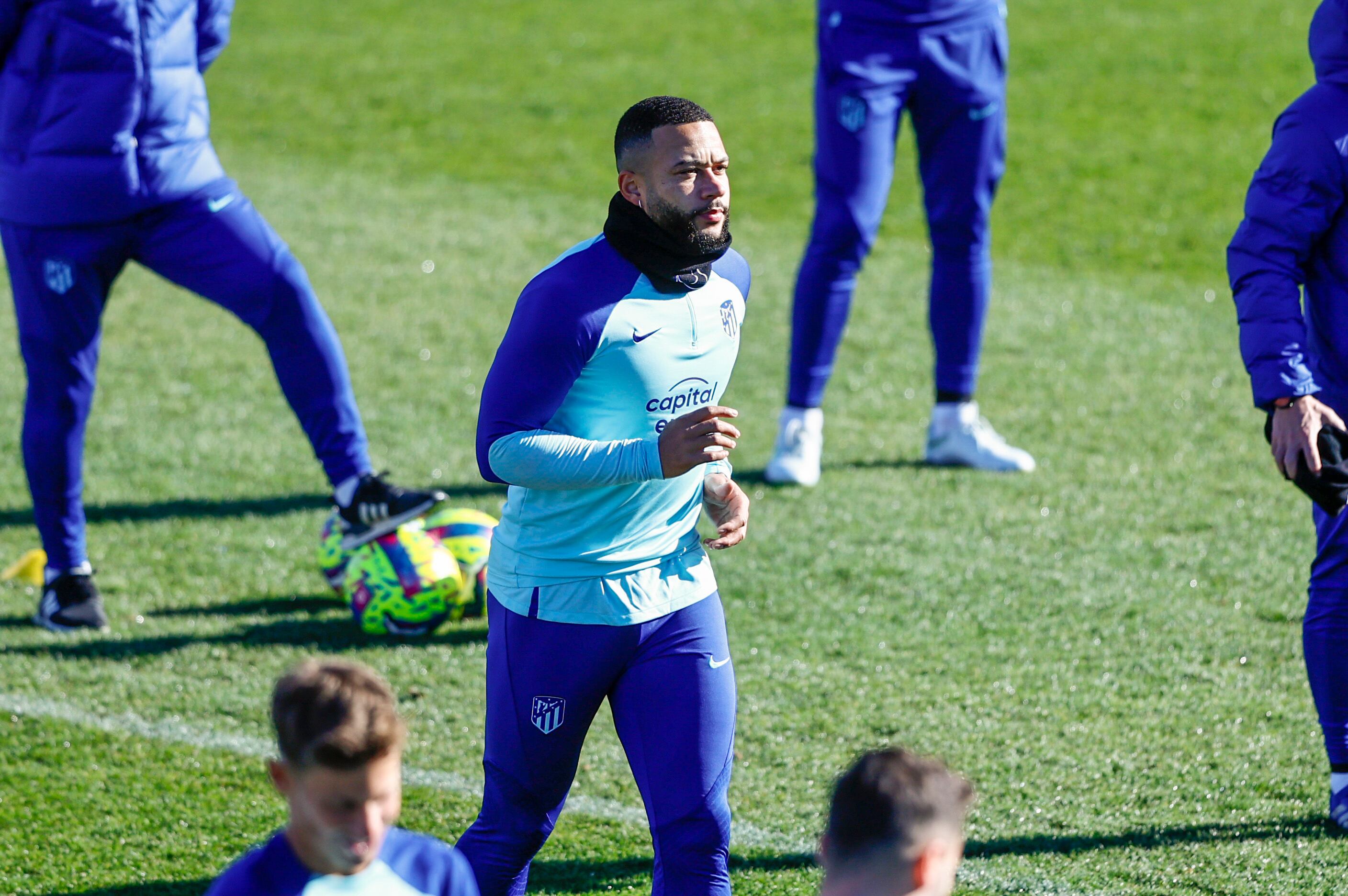 El nuevo fichaje del Atlético de Madrid Memphis Depay durante el entrenamiento realizado este viernes en la ciudad deportiva del equipo en Majadahonda