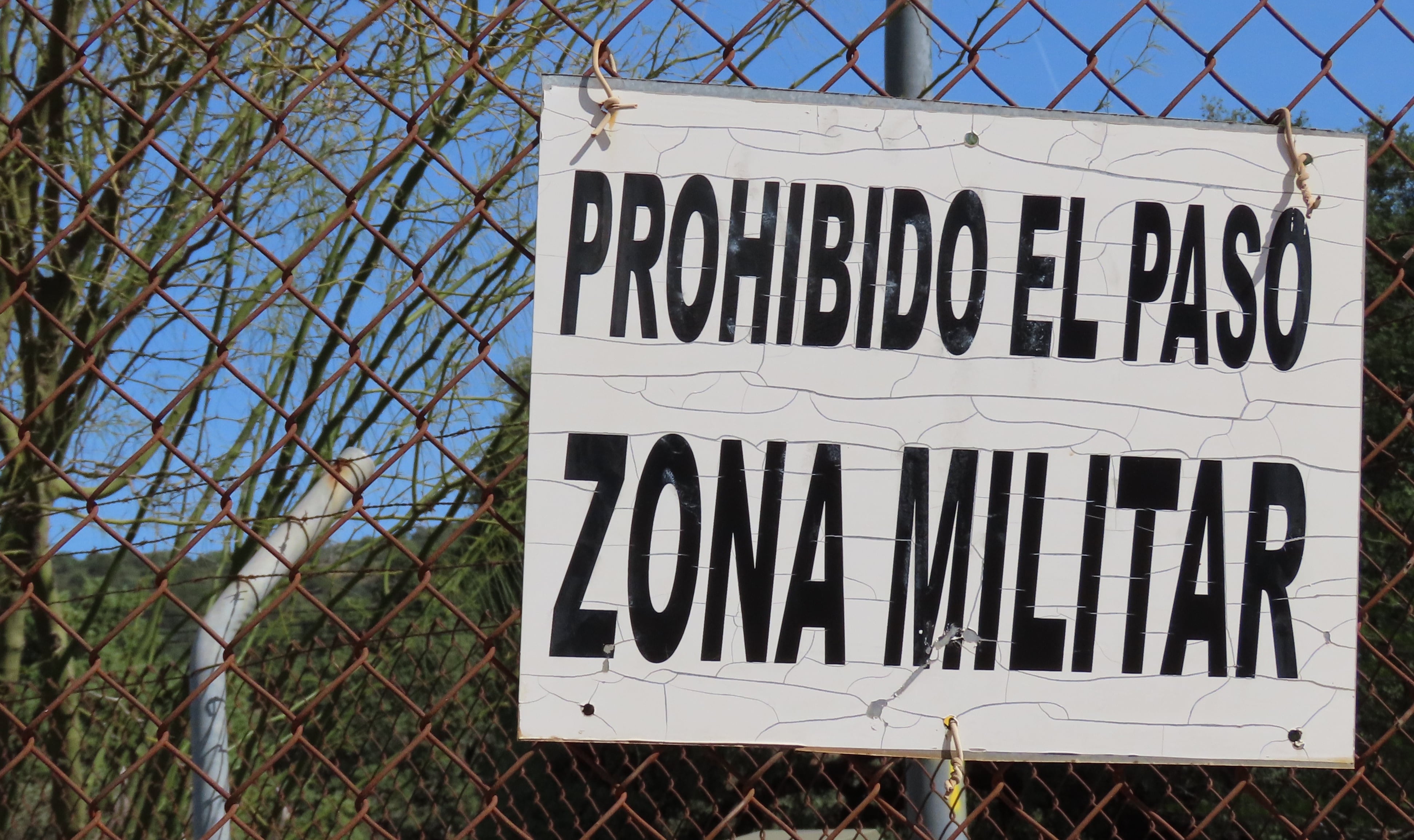 Indicación de prohibido el paso, zona militar, en el perímetro de la Base de Cerro Muriano en Córdoba