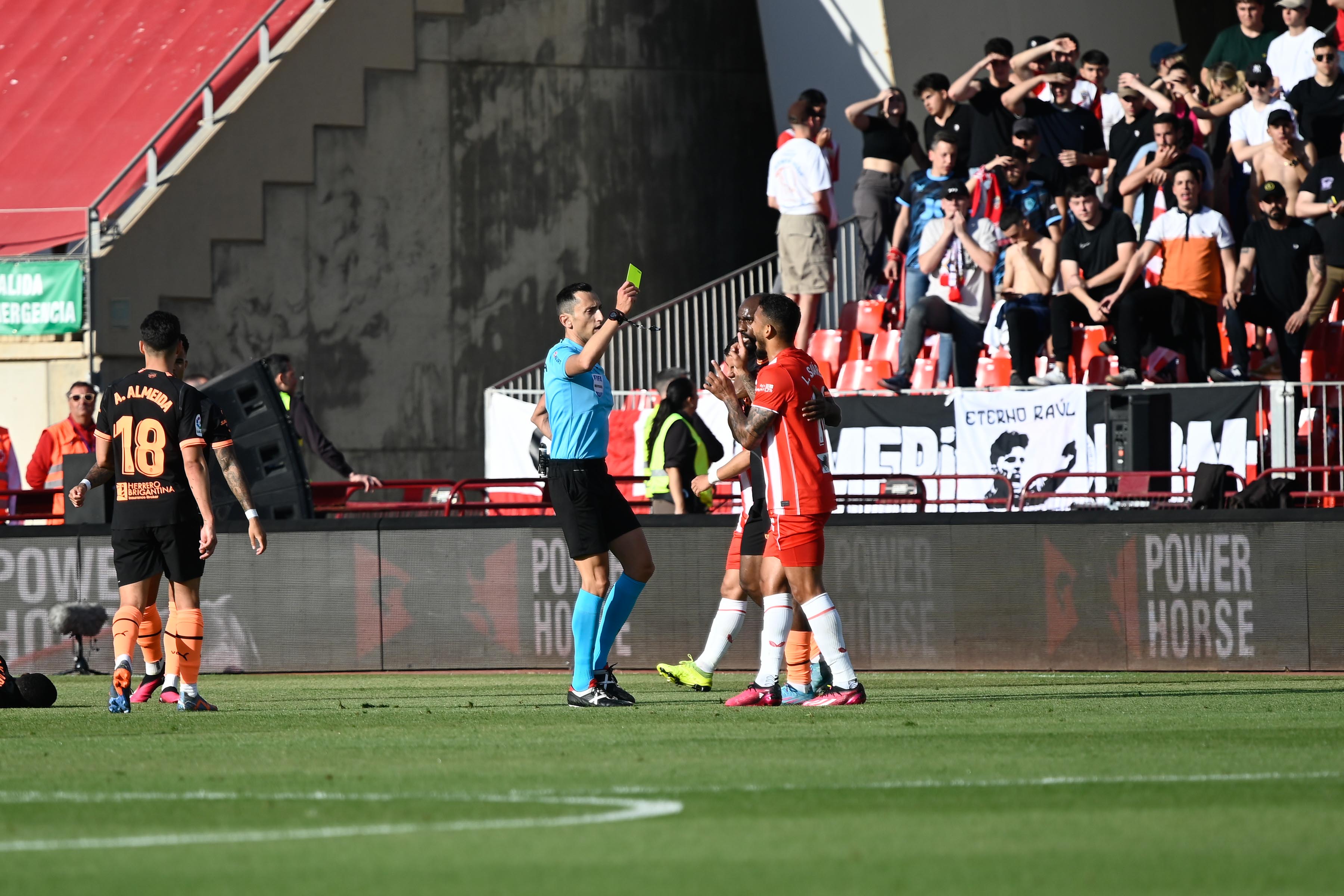 Sánchez Martínez amonestando a Luis Suárez.