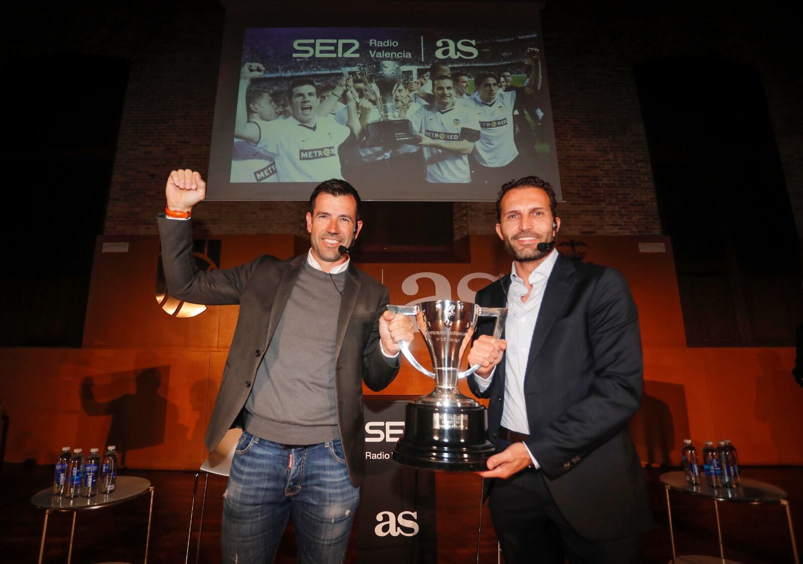 Albelda y Baraja con la copa de La Liga de 2001-2002 que ganó el Valencia CF en el evento del 20 aniversario celebrado por Radio Valencia  y Diario AS