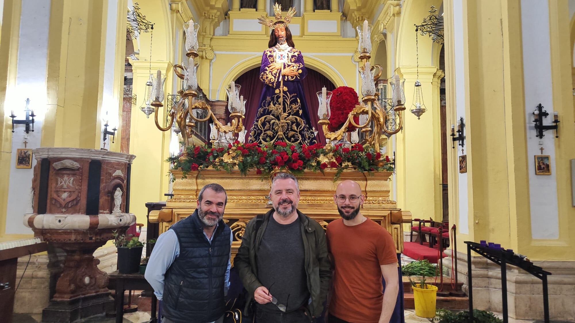 De izquierda a derecha ante el paso del cautivo de San Ildefonso, Juan Ramón Pérez, Paco García y Manuel Ballesteros