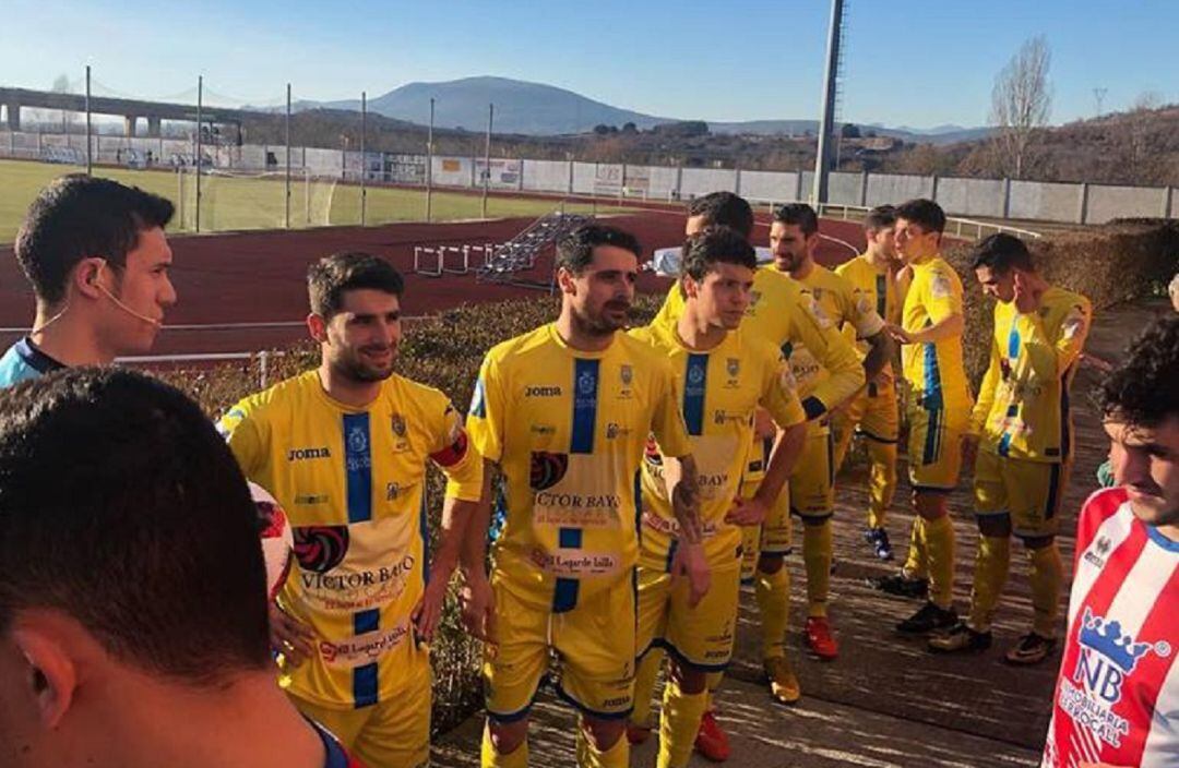 Zazu -en el centro-, entre Ruba -a su izq.- y De Frutos -a su dch- antes de salir al terreno de juego de La Devesa.