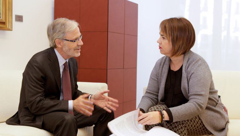 Ainhoa Aznárez, Presidenta del Parlamento de Navarra, y José Antonio Sánchez Sanchez-Villarés, Fiscal Superior de la Comunidad Foral