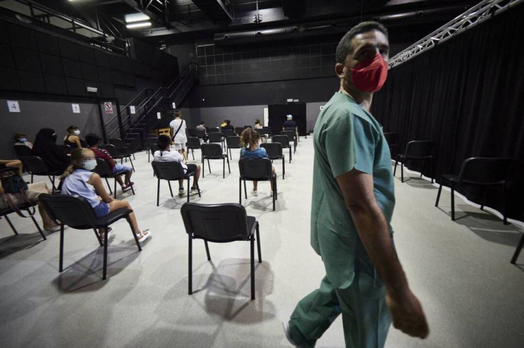 Osasunbidea comienza a llamar a aquellas personas que todavía no se han vacunado.