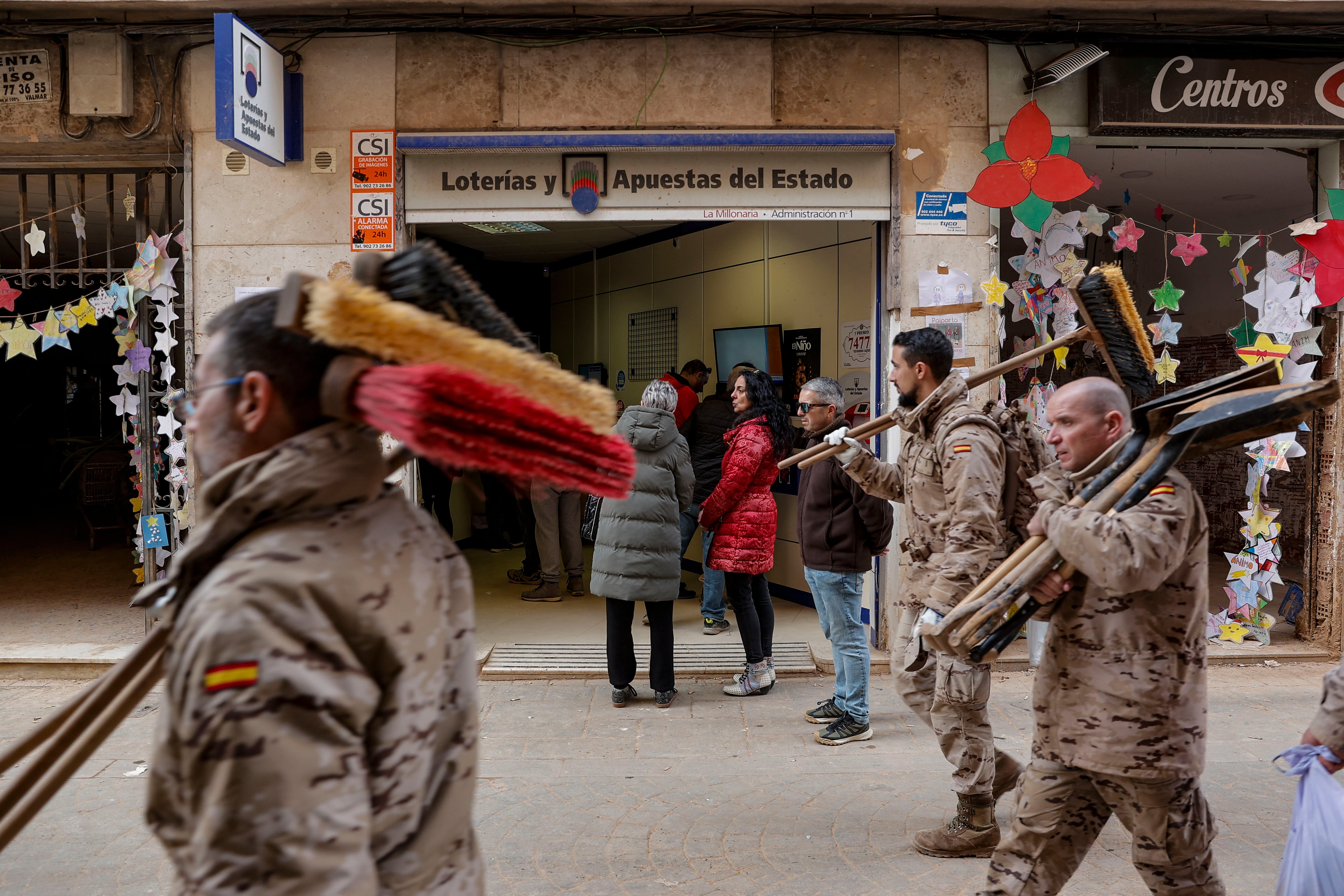 Tres militares pasan ante la administración número 1 de Paiporta (Valencia)