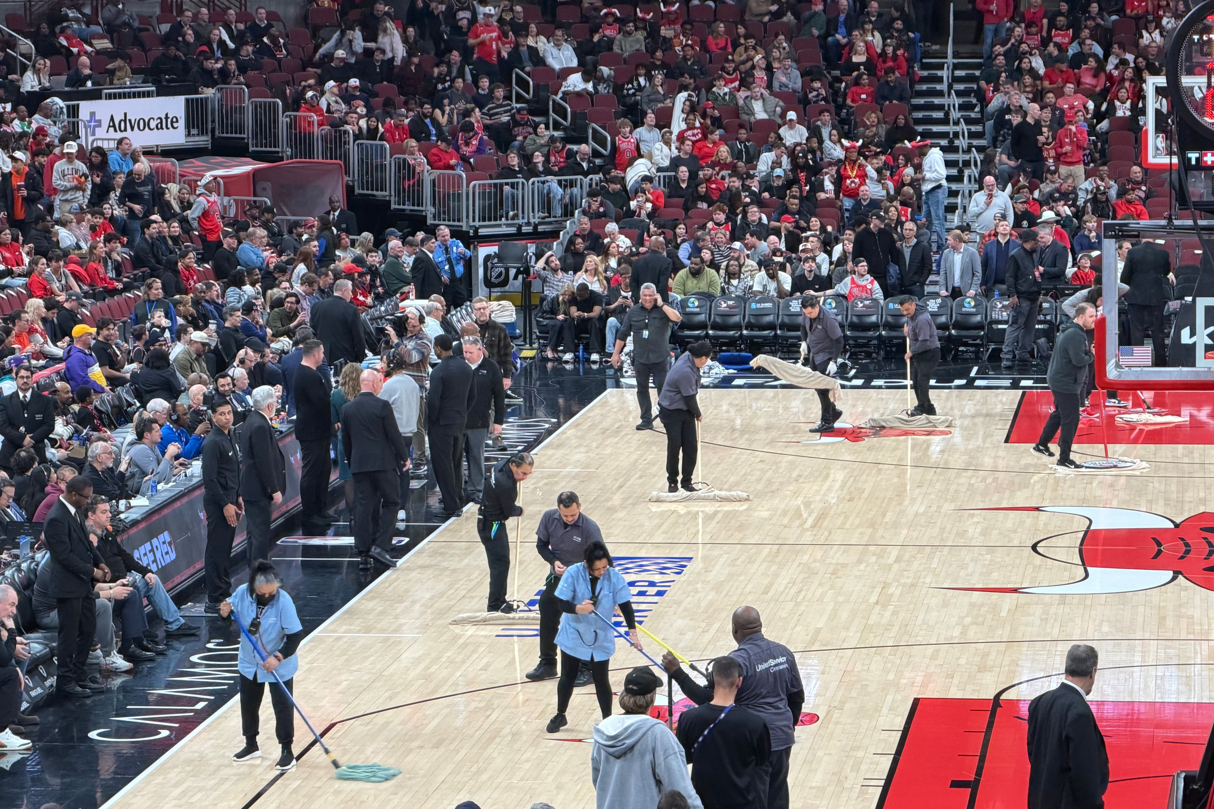 Personal de mantenimiento intenta secar la pista por la condensación acumulada este jueves