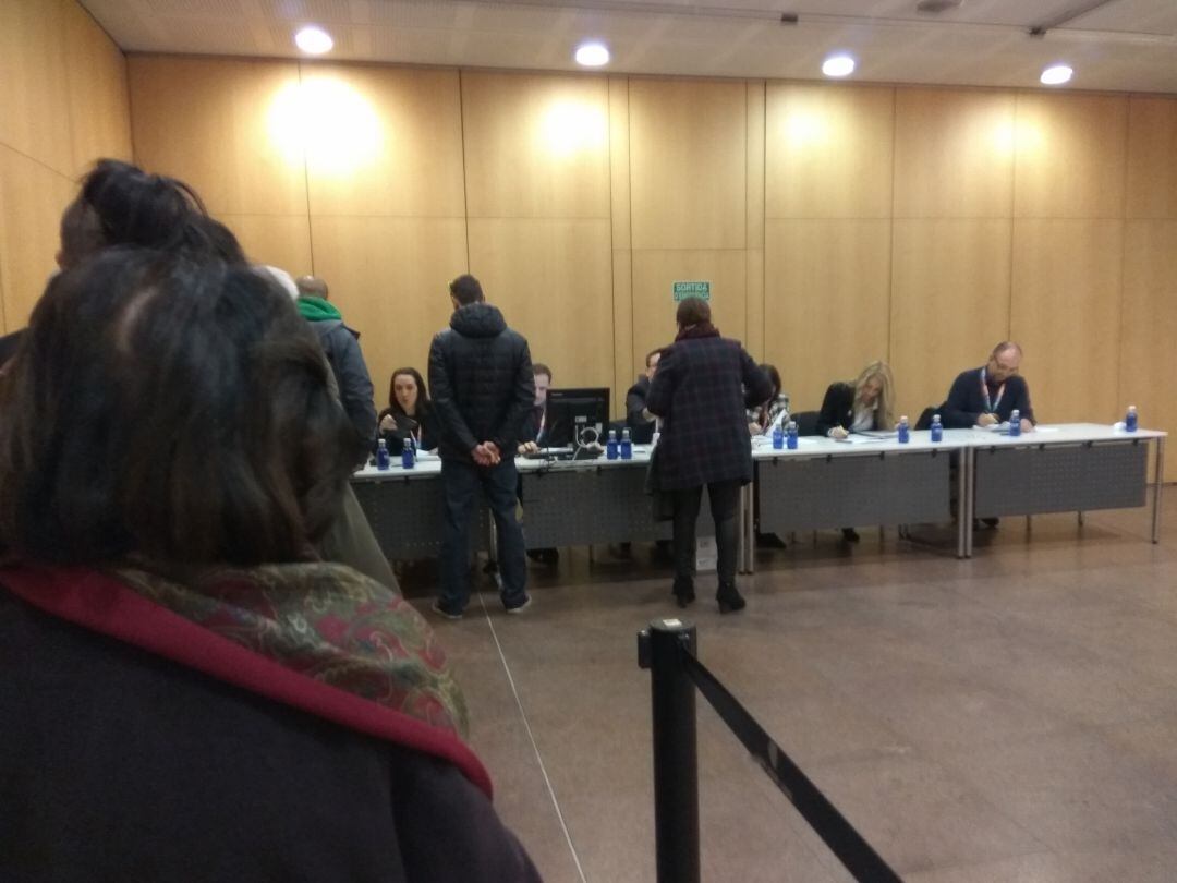 Electors votant a Andorra la Vella aquest migdia.