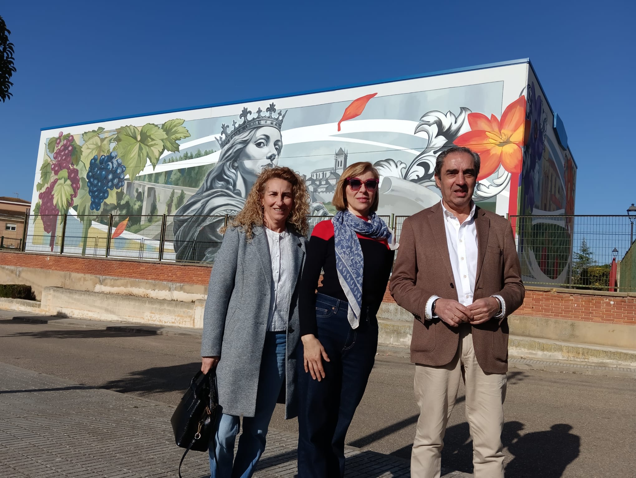 La autora del mural (en el centro) ha invertido unas doce jornadas