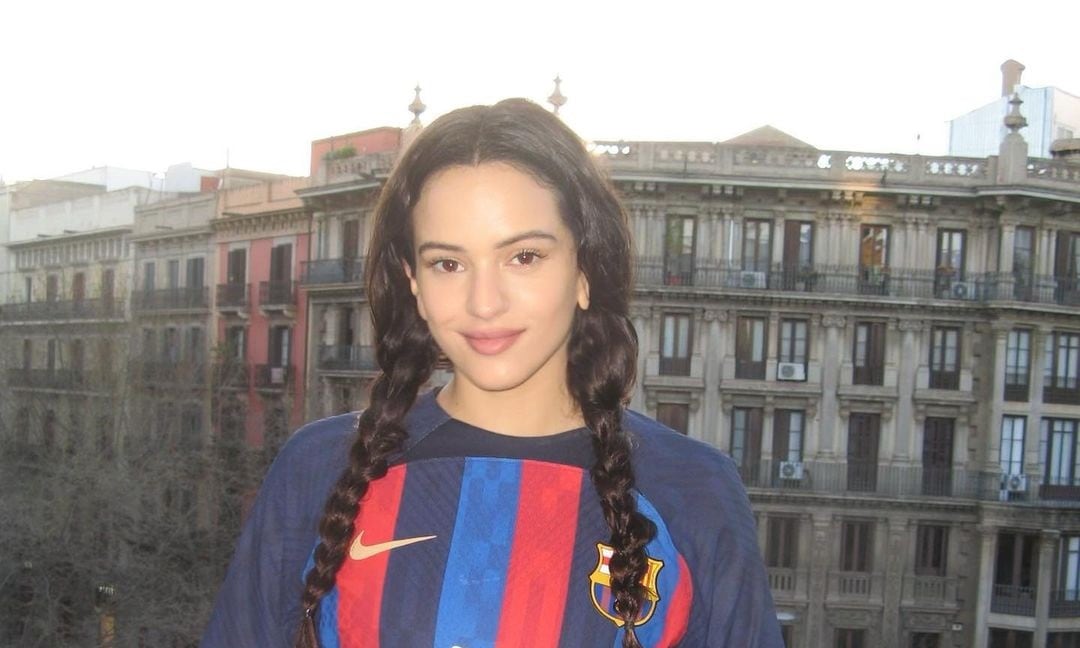 Rosalía con la camiseta del FC Barcelona.