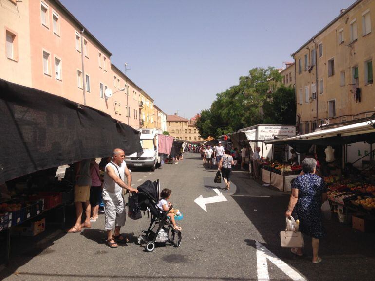 Poca actividad hoy en el Mercado de los sábados en la Calle Sánchez Coello