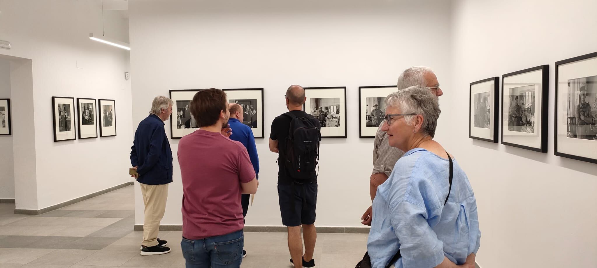 Visitantes en el centro de arte.