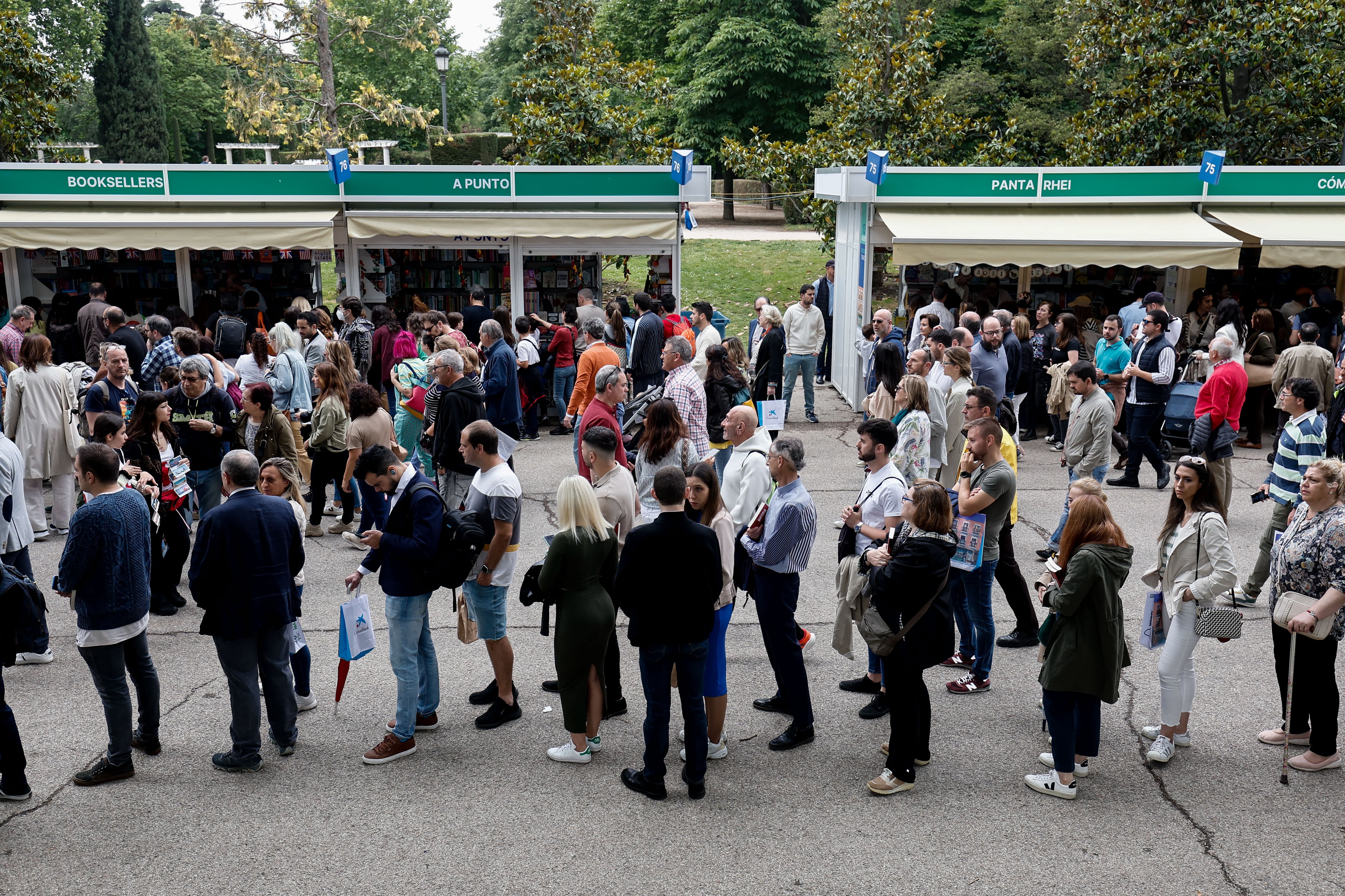 MADRID, 27/05/2023.- Una multitud de visitantes abarrota la Feria del Libro de Madrid en el Parque del Retiro este sábado, en el primer fin de semana de celebración. EFE/ Sergio Pérez
