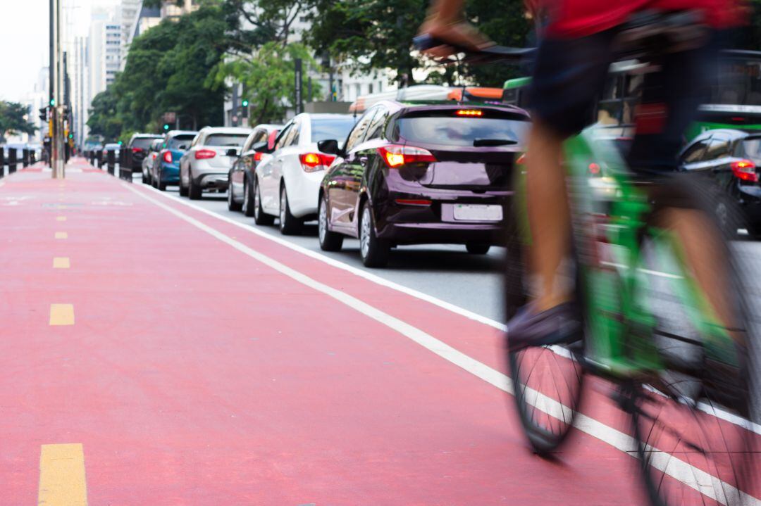 Carril bici junto junto a la calzada para vehículos a motor