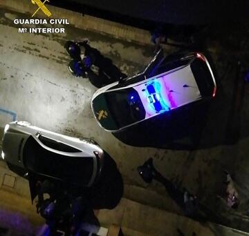 Momento de la detención del hombre de 39 años acusado de ocho robos en viviendas de Villanueva del Arzobispo.