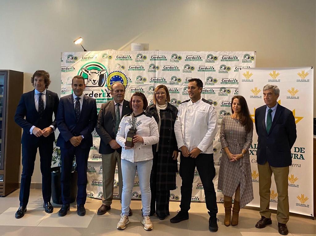 La ganadora junto a las autoridades en la entrega del galardón