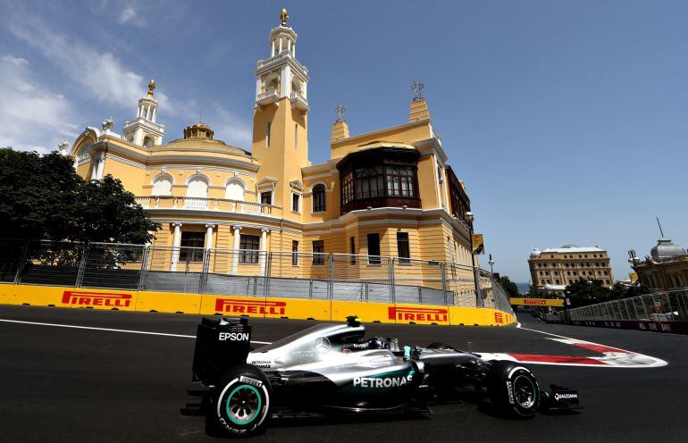 Rosberg rueda sobre el trazado de Bakú 