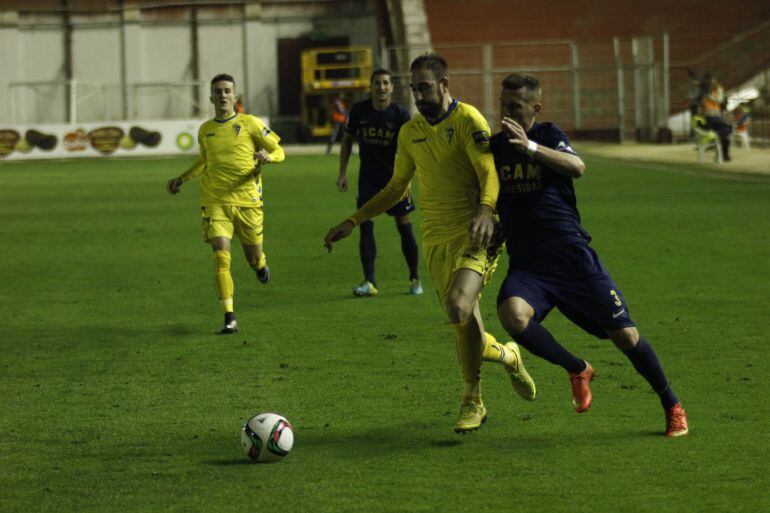 Juanjo pelea un balón con el ex cadista Góngora
