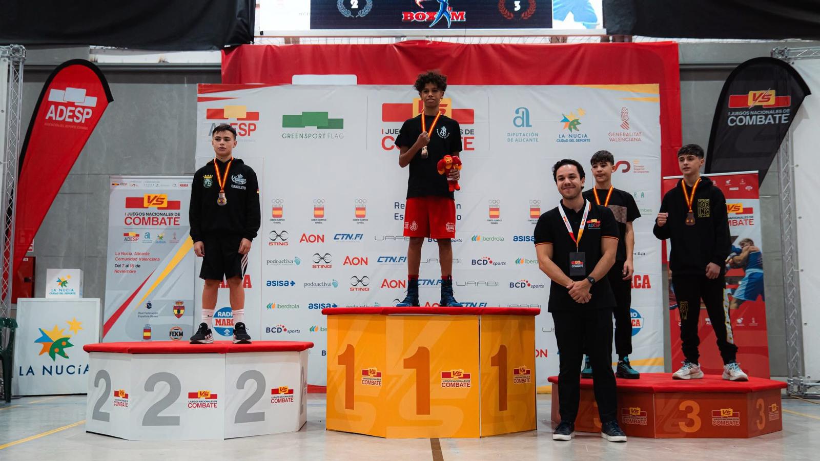 Adam Farrak, cadete de primer año -40 kg, se alzó con el título de campeón de España tras vencer en total cuatro combates.