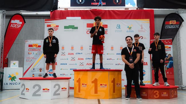 Adam Farrak, cadete de primer año -40 kg, se alzó con el título de campeón de España tras vencer en total cuatro combates.