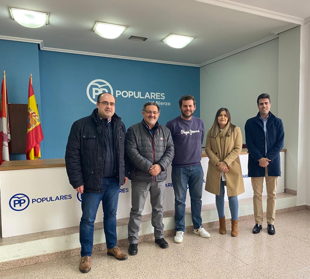 De izq. a dcha., el portavoz municipal del PP, Marco Morala, el candidato, Carlos Fernández, el presidente provincial, Javier Santiago Vélez, la coordinadora provincial Beatriz Coelho y el candidato a secretario, Daniel Blanco