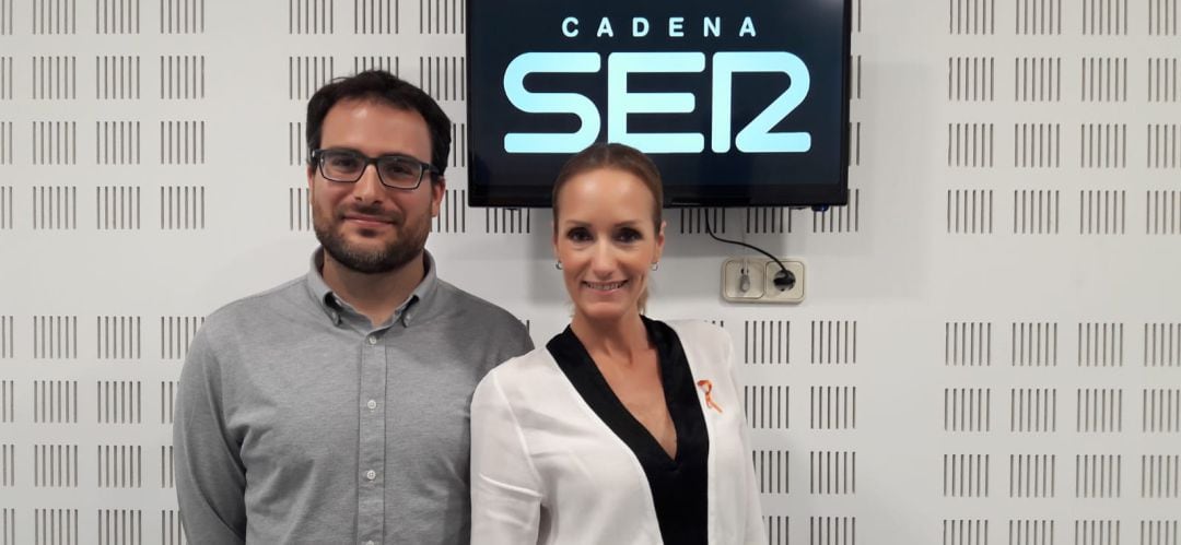 Sandra Ibarra y Diego Malon, oncólogo del Hospital de Fuenlabrada, en los estudios de &#039;Hoy por Hoy&#039;