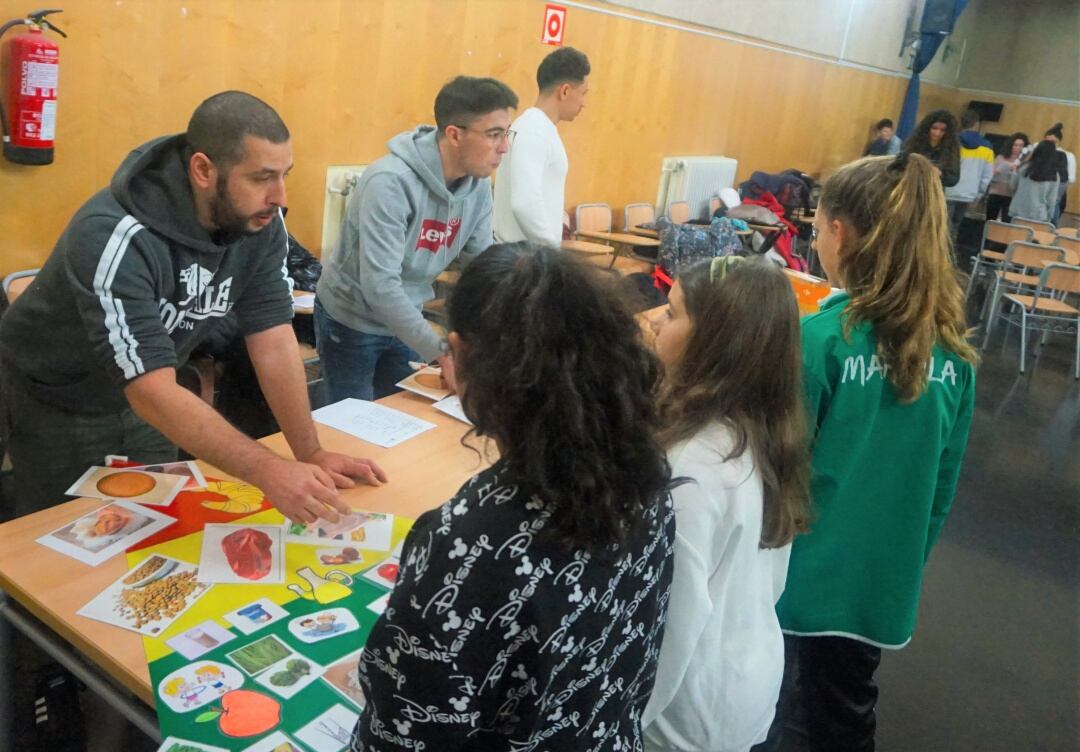 Alumnos del Ciclo Formativo de Grado Superior Dietética y Nutrición del IES La Melva explican la piramide de la alimentación a alumnos del colegio Padre Manjón de Elda.