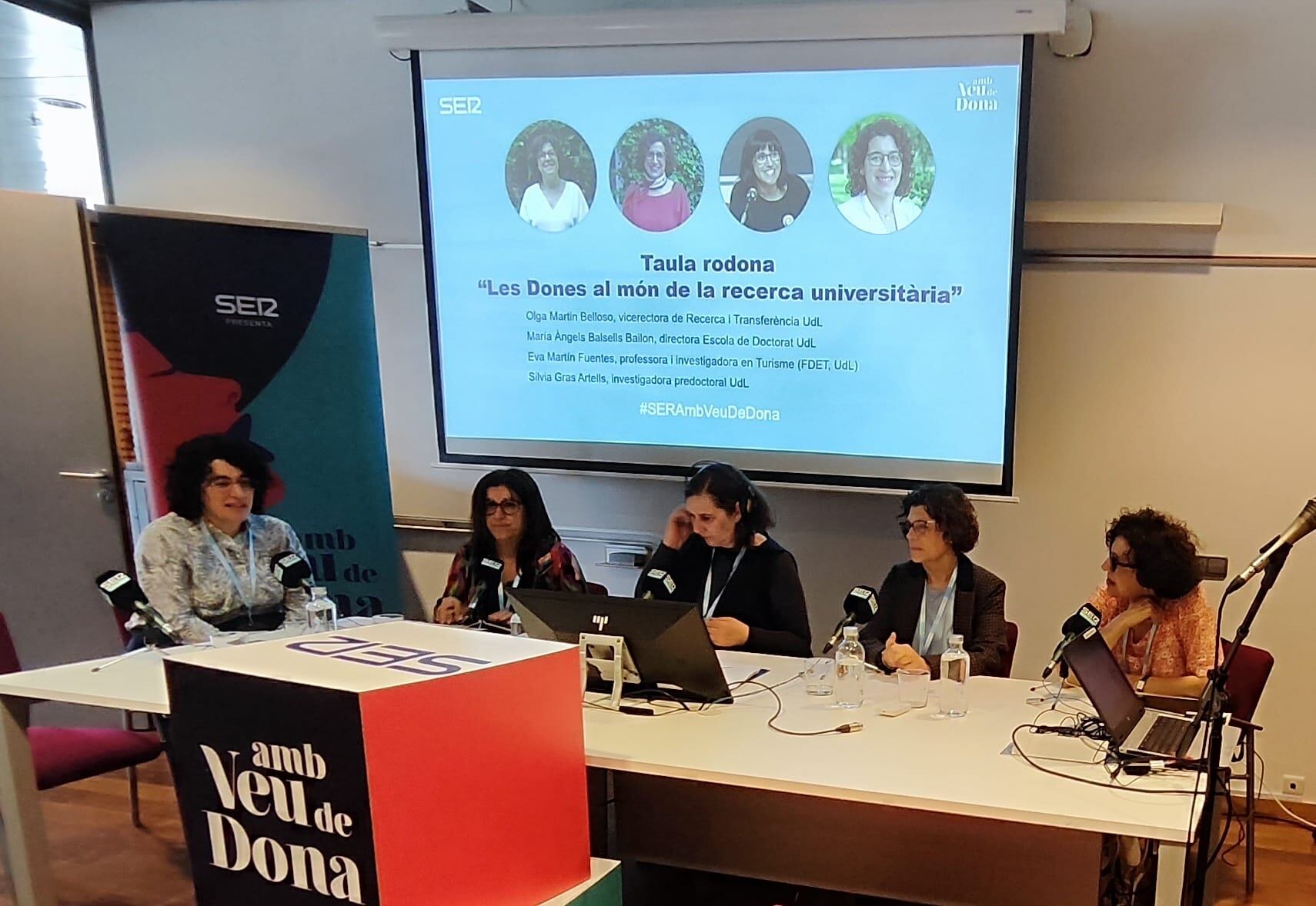 Imatge de la taula de ponents que han parlat sobre el fet de dedicar-se a la recerca i els reptes que encara avui suposa per a una donar fer-ho.