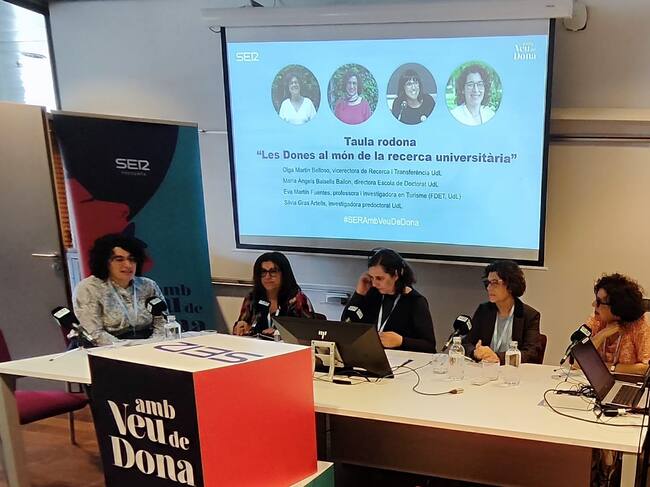 Imatge de la taula de ponents que han parlat sobre el fet de dedicar-se a la recerca i els reptes que encara avui suposa per a una donar fer-ho.