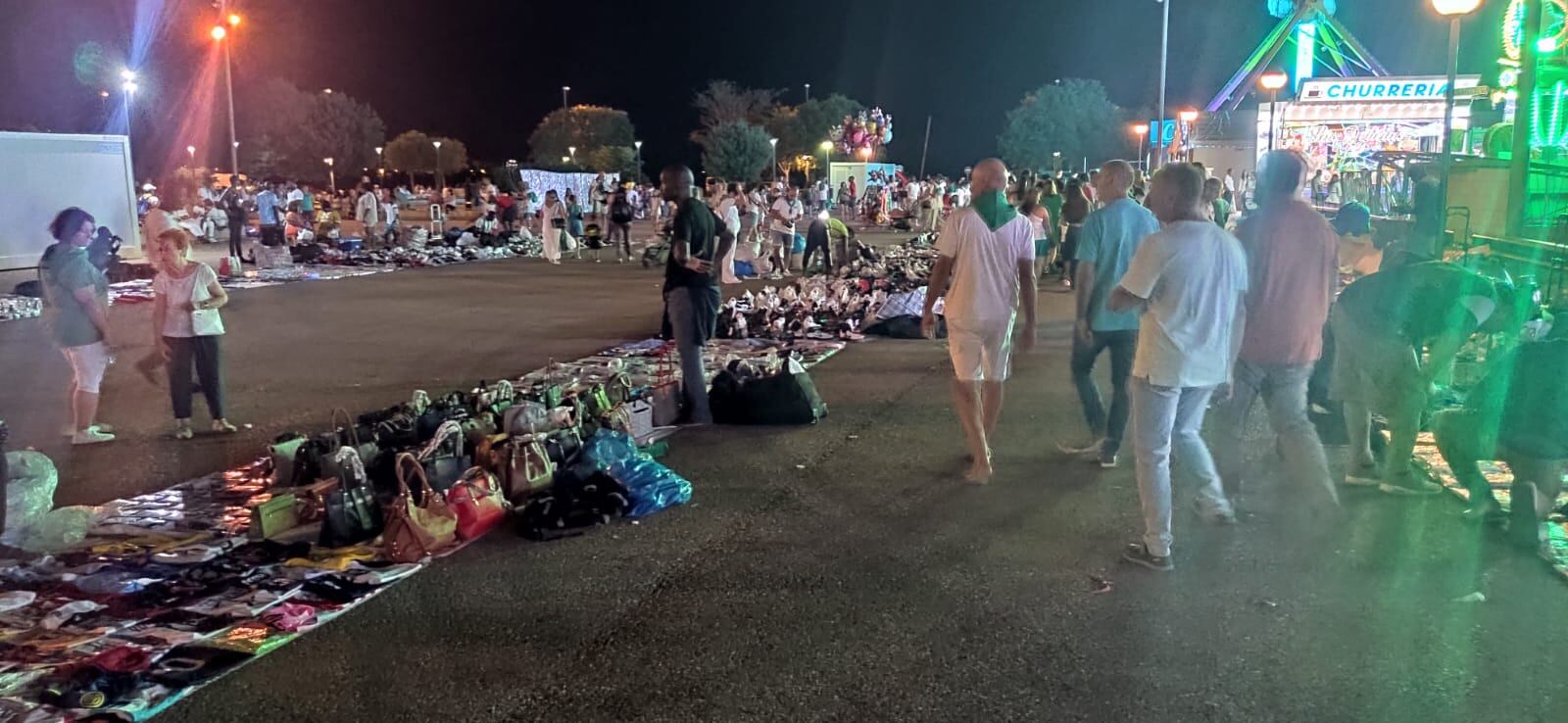 Puestos de &#039;Top manta&#039; en las fiestas de San Lorenzo en Huesca. FOTO VOX HUESCA