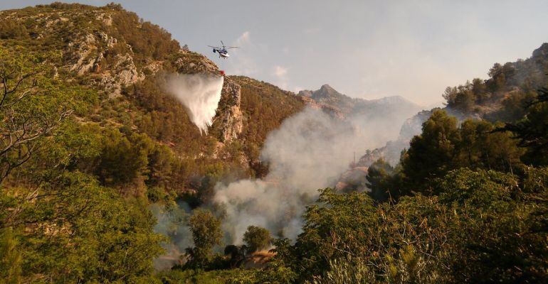 Los medios aéreos del Plan Infoca trabajando sobre el incendio de Bedmar y Garcíez