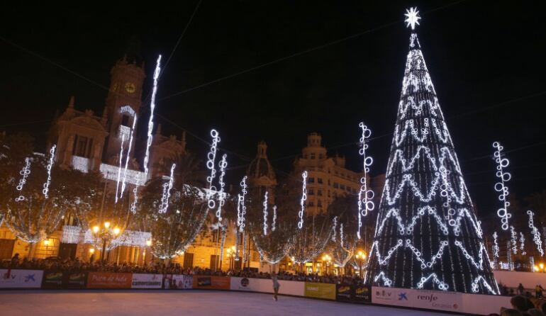 Pista de hielo y árbol de Navidad instalados en la plaza del Ayuntamiento de Valencia