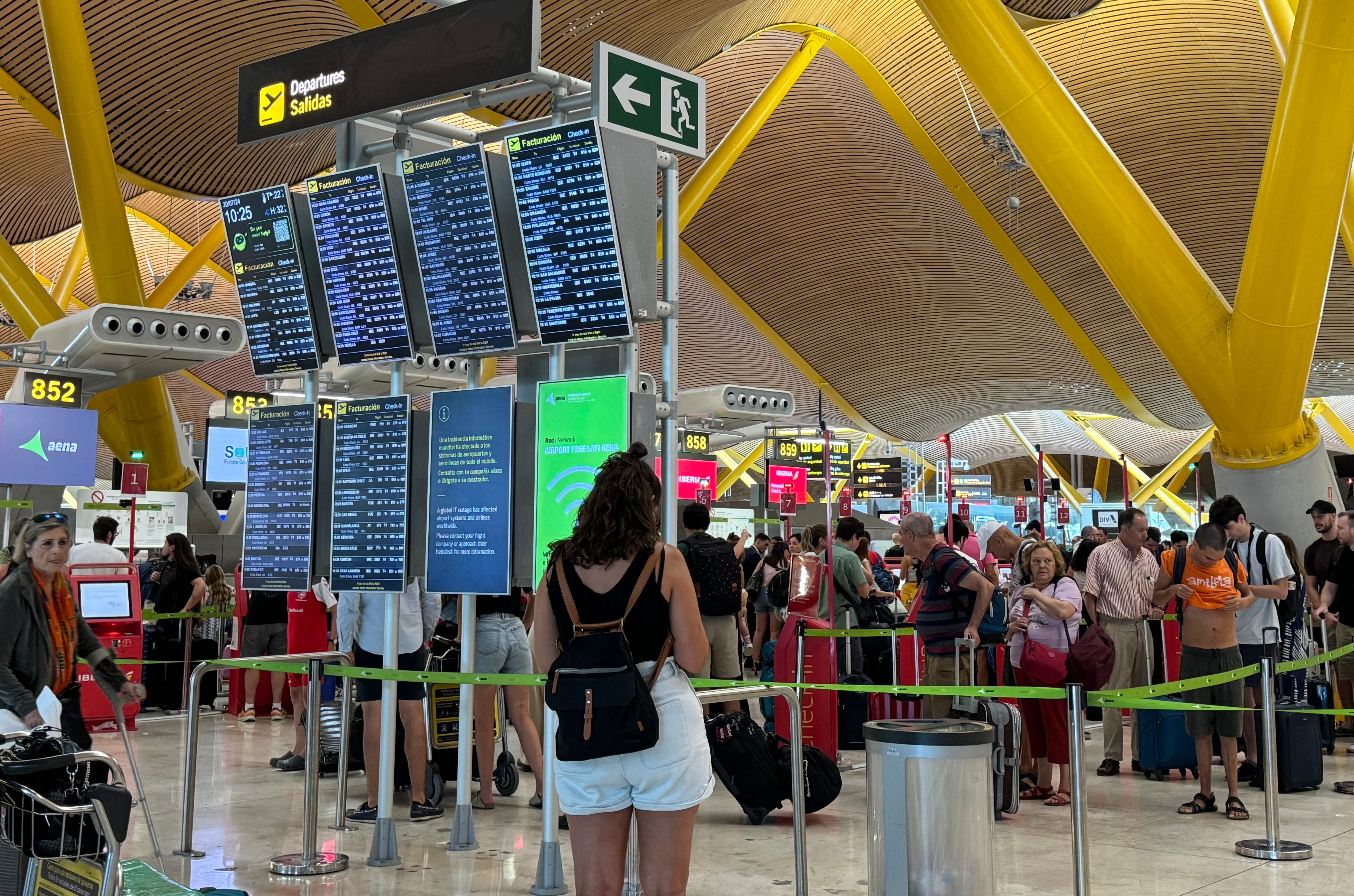 Madrid, 20 jul (EFE).- Vist5a del aeropuerto de Adolfo Suárez Madrid-Barajas este sábado. Los aeropuertos de España han recobrado este sábado la normalidad tras la incidencia global de Microsoft que afectó ayer a numerosas empresas en todo el mundo, dejando un balance de 400 vuelos cancelados en aeropuertos españoles, un 6,5% del total. En el caso del aeropuerto Adolfo Suárez Madrid-Barajas, sus terminales y pasillos han vuelto a recuperar esta mañana la afluencia de pasajeros normal de esta época, después del caos vivido el viernes.-EFE/ Nahia Peciña
