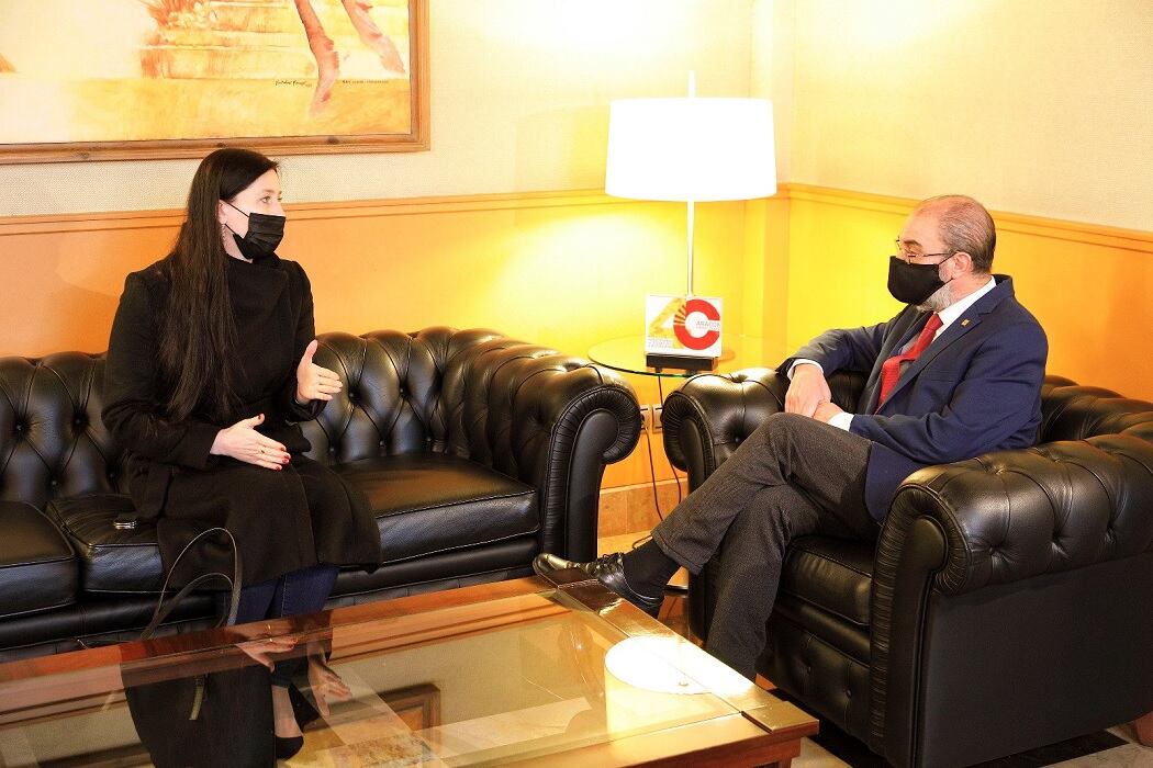 El presidente Lambán se ha reunido hoy, viernes, con la presidenta de la Asociación de ucranianos residentes en Aragón, Alina Klochko, para trasladarle la solidaridad de los aragoneses con su comunidad.