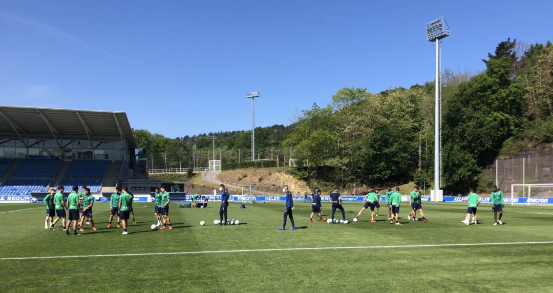 Imanol observa a sus jugadores mientras hace los rondos de inicio del entrenamiento en Zubieta