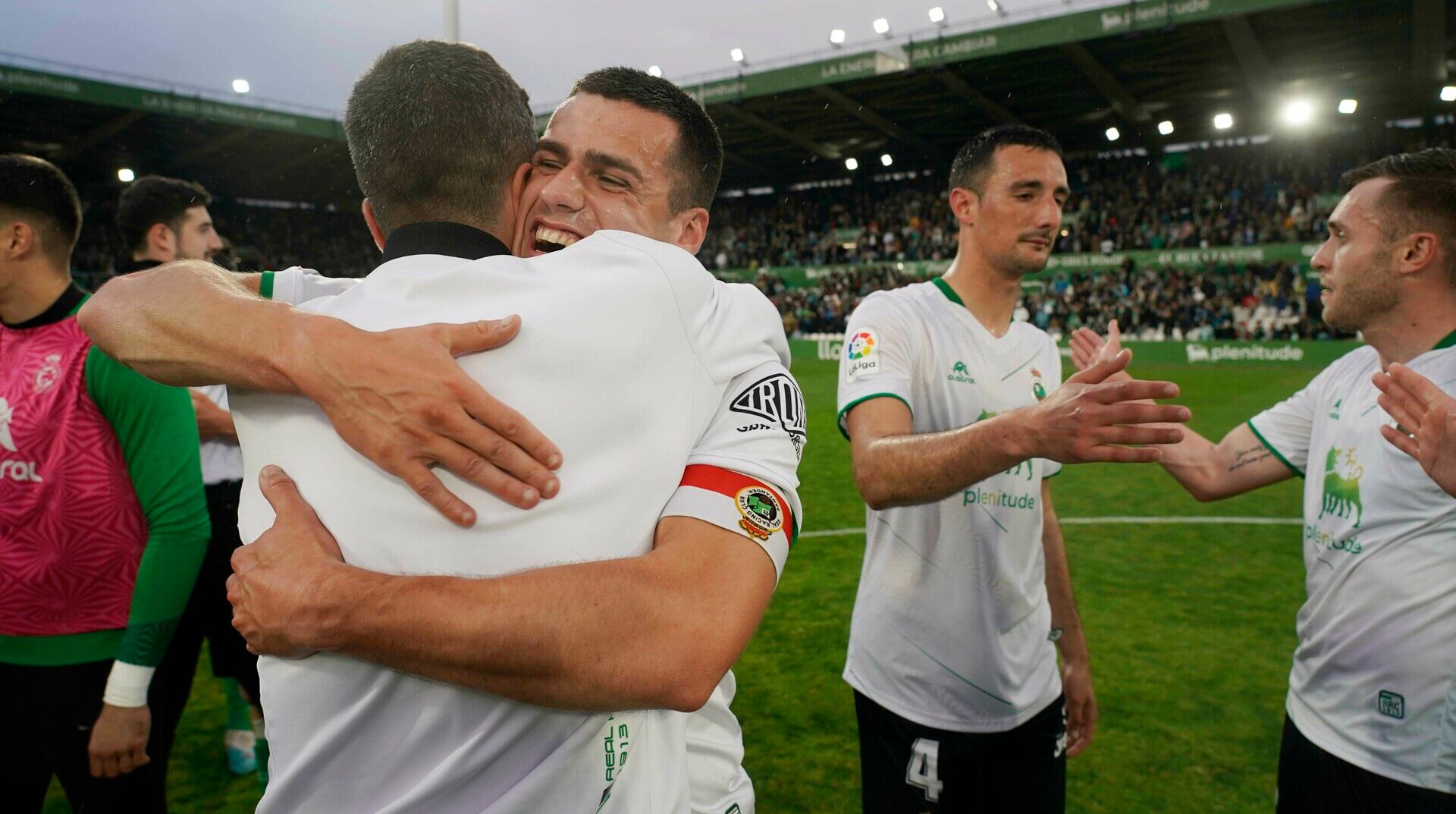 Mantilla se funde en un abrazo con Íñigo tras ganar al Granada