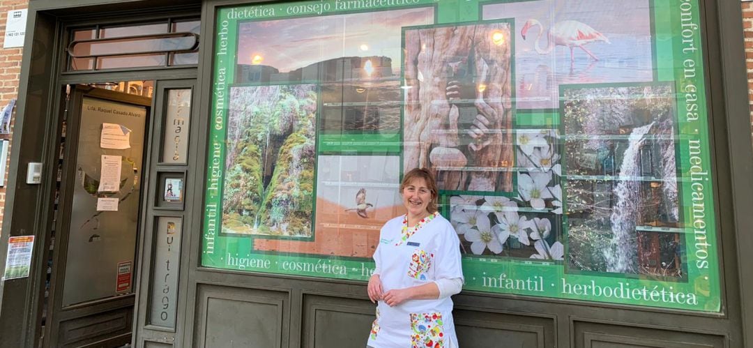 Raquel posando frente a su farmacia en Buitrago