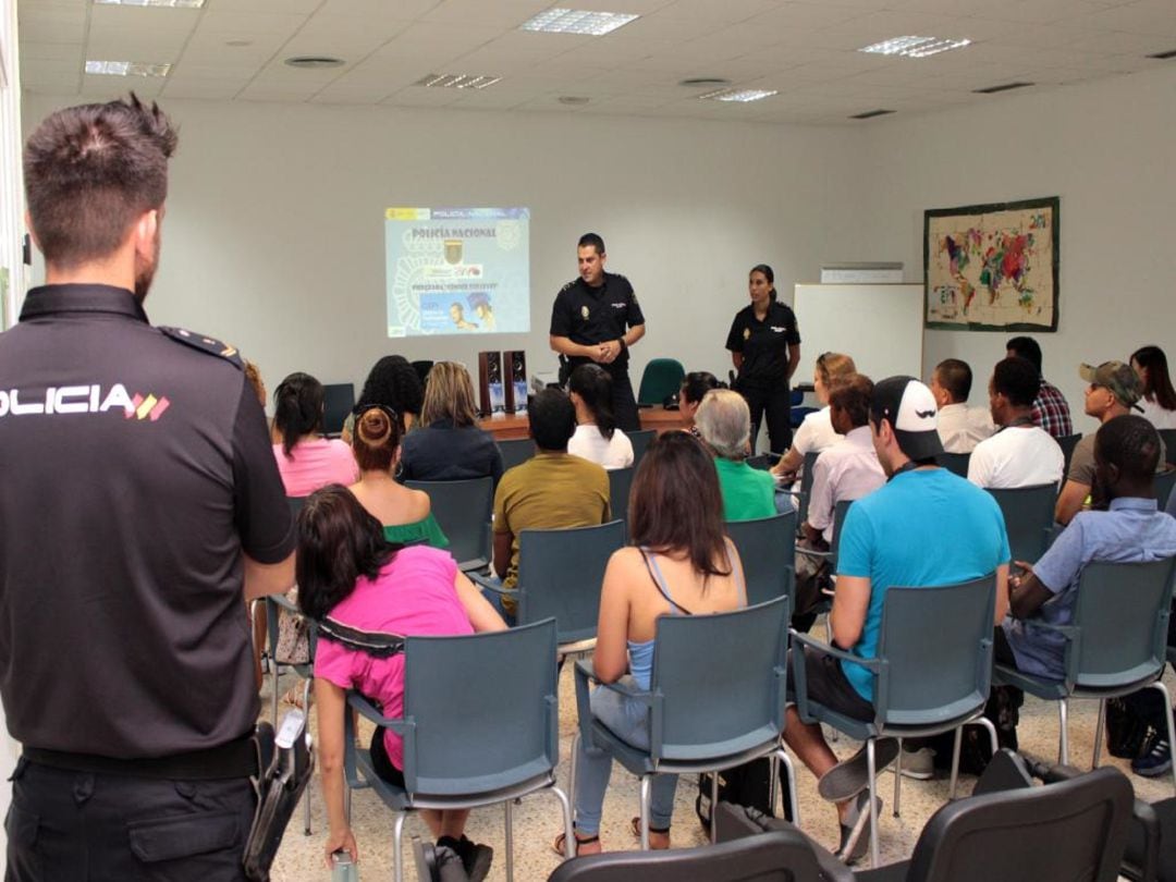 Imagen de archivo de una charla impartida por la Policía Nacional en un CEPI de Madrid sobre formación legislativa a solicitantes del informe de arraigo.