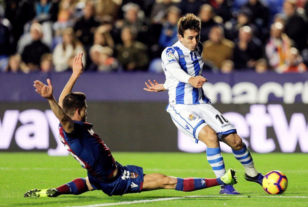 El centrocampista del Levante David Remeseiro "Jason" (i) disputa el balón con Mikel Oyarzabal, de la Real Sociedad, durante el partido de Liga de la jornada 12ª en Primera División que Levante y Real Sociedad disputan esta noche en el estadio Ciutat de València. 