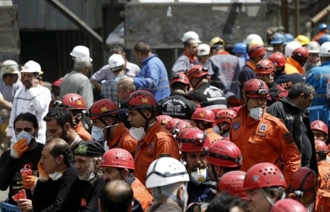 Varios mineros se toman un descanso mientras participan en las labores de rescate de las víctimas de la explosión de una mina cerca de Soma (Turquía).