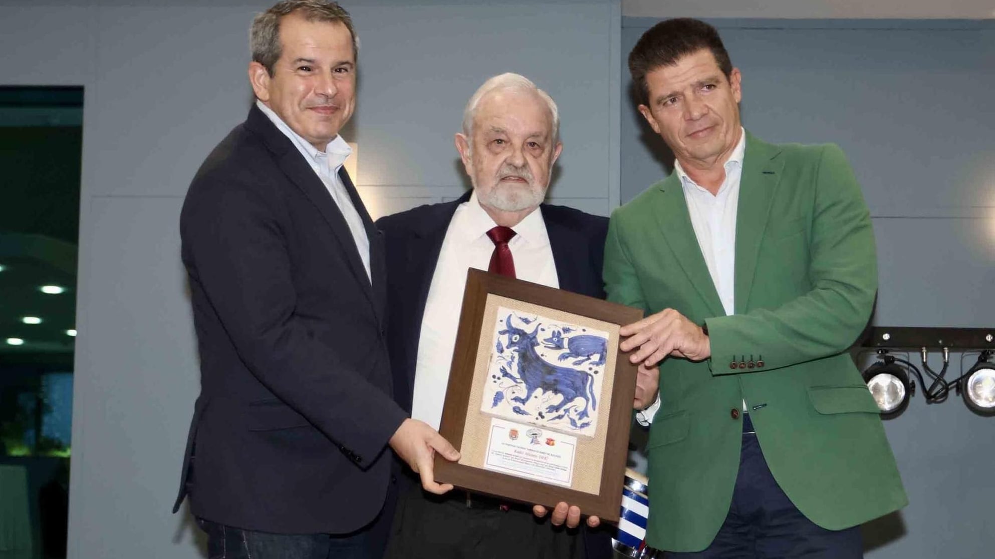 Carlos Arcaya, José María Jericó y Eduardo Rosales durante la entrega de los premios de Tertulia Amigos de Nimes