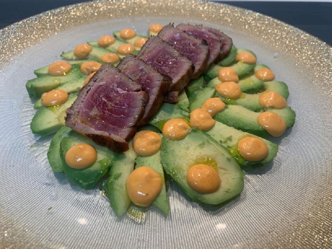 Tataki de atún rojo con aguacate laminado y mayonesa de piquillo 