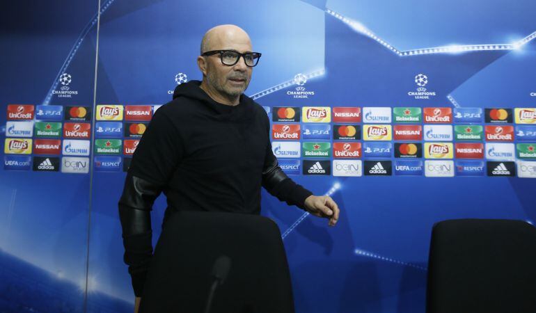 GRA234. SEVILLA.- El entrenador del Sevilla FC, Jorge Sampaoli, durante su comparecencia hoy ante los medios previo al partido de Liga de Campeones Sevilla-Juventus, que se jugará mañana en el estadio Ramón Sánchez Pizjuán, y donde ha dicho que &quot;el objeti