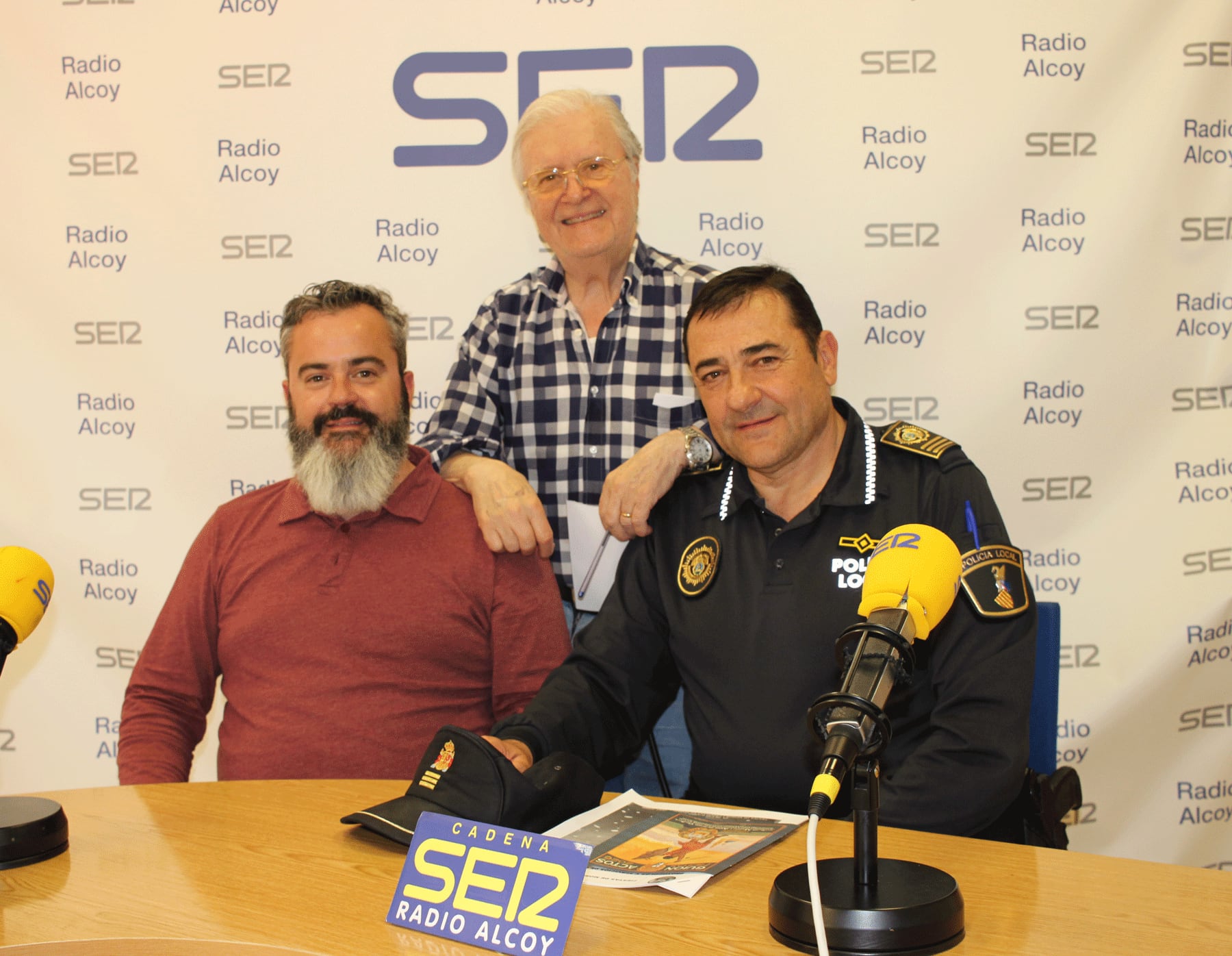 Raül Llopis, concejal de Seguridad, y Carlos Martín, jefe de la Policía Local, junto a Paco Aznar