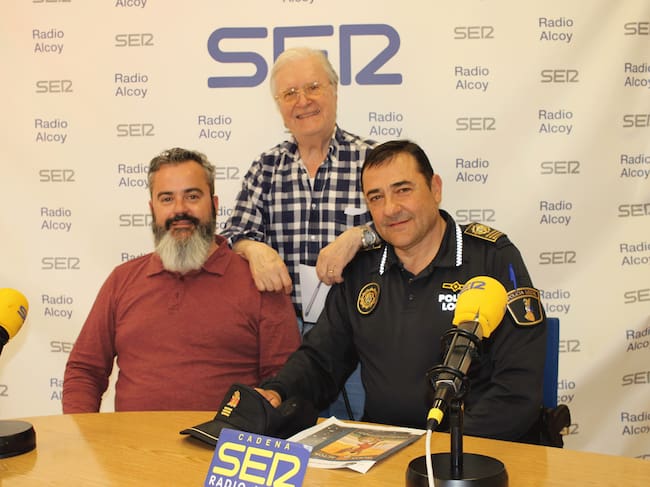 Raül Llopis, concejal de Seguridad, y Carlos Martín, jefe de la Policía Local, junto a Paco Aznar